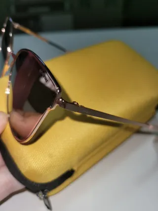 Gafas de sol rosas y amarillas