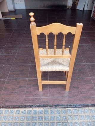 Silla de madera con asiento de Enea