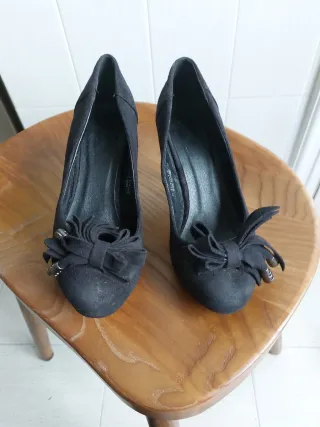 Zapatos de tacón negros con lazo