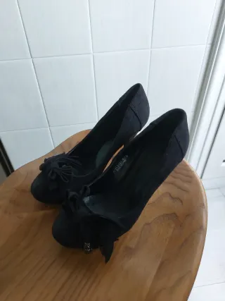 Zapatos de tacón negros con lazo