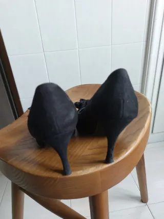 Zapatos de tacón negros con lazo