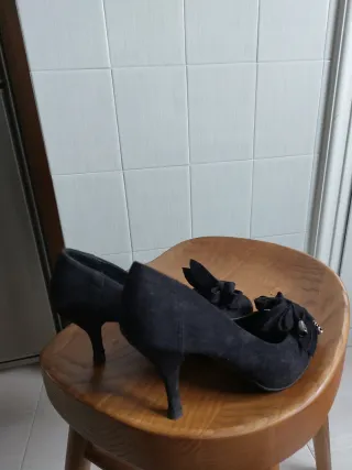Zapatos de tacón negros con lazo