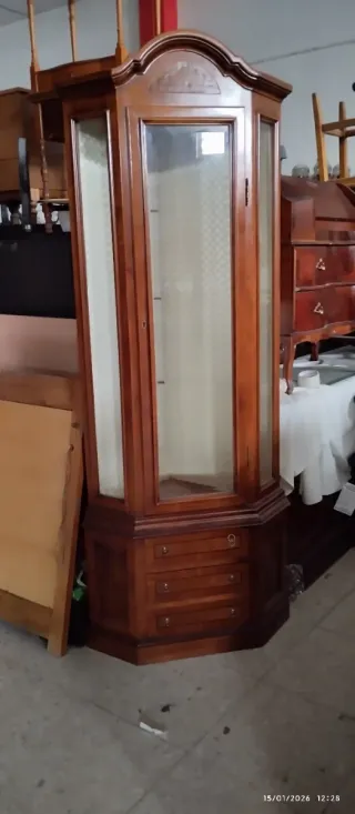 Vitrina esquinera antigua de madera y cristal