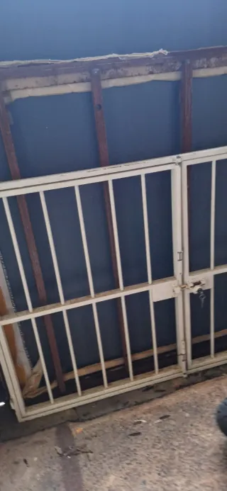 Reja doble color blanca de hierro con cerradura