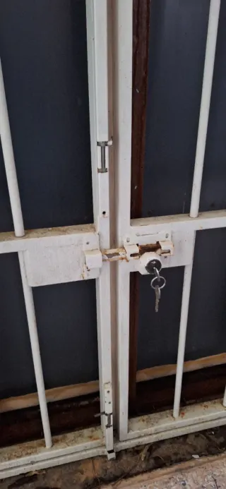 Reja doble color blanca de hierro con cerradura