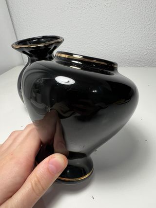 Juego 2 jarrones negros con detalles dorados