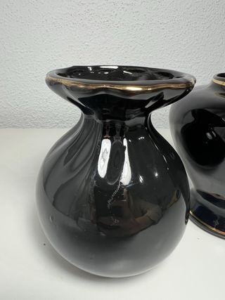 Juego 2 jarrones negros con detalles dorados