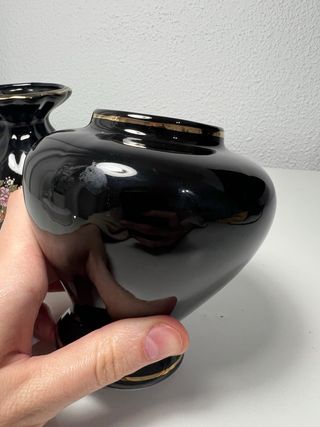 Juego 2 jarrones negros con detalles dorados