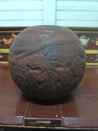 Jarrón antiguo metálico con relieve