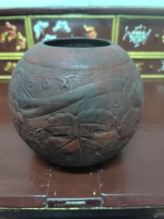 Jarrón antiguo metálico con relieve