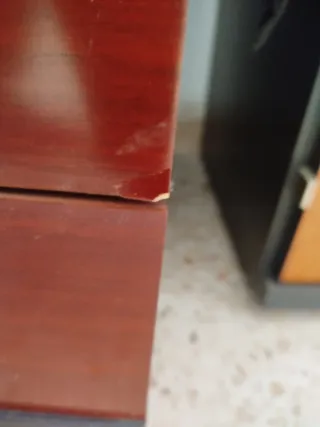 Cajonera de madera marrón