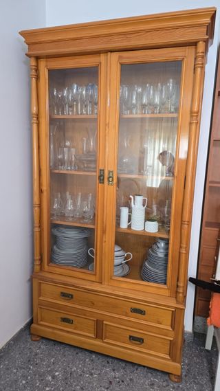 Vitrina de madera y cristal