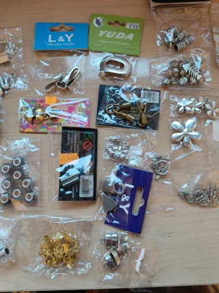 Lote bisutería: Cadenas, dijes y abalorios