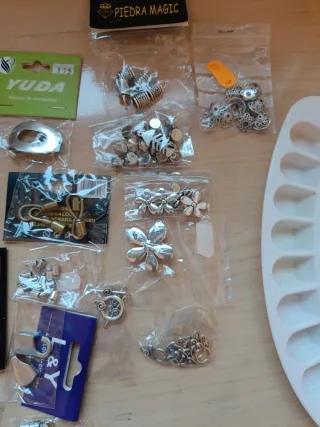 Lote bisutería: Cadenas, dijes y abalorios