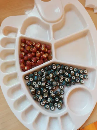 Lote bisutería: Cadenas, dijes y abalorios