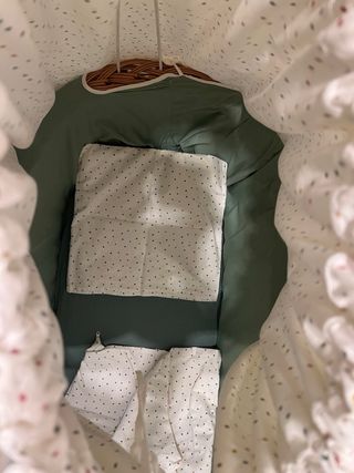 Moisés con ruedas y textil hecho a mano