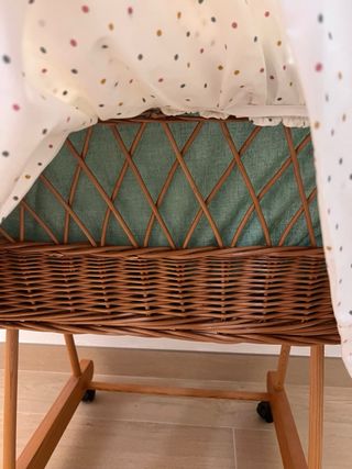 Moisés con ruedas y textil hecho a mano