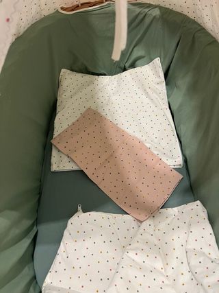 Moisés con ruedas y textil hecho a mano