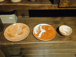 Jarras, platos y vasos de cerámica