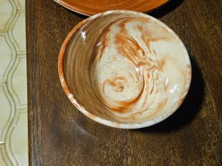 Jarras, platos y vasos de cerámica