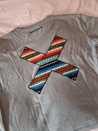 Camiseta Blue Banana gris azulado con estampado