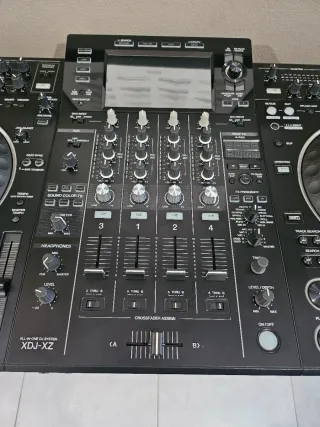 Pioneer DJ XDJ-XZ y DeckSaver