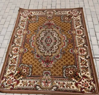 Alfombra Marrón y Roja