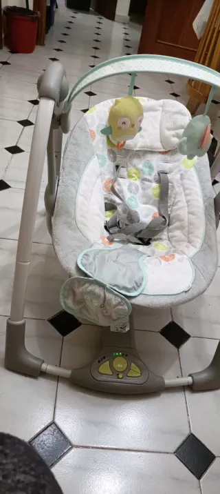 Mecedora de bebé con juguetes y baterias