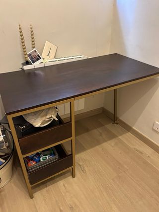 Escritorio madera y metal con cajonera