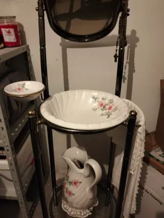 Lavabo antico in porcellana e metallo