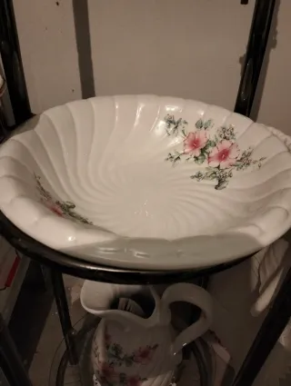 Lavabo antico in porcellana e metallo