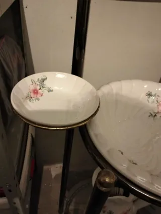 Lavabo antico in porcellana e metallo