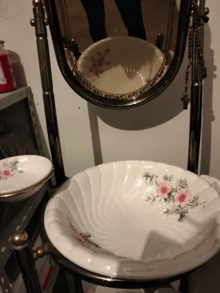 Lavabo antico in porcellana e metallo