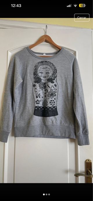 Jersey gris con estampado muñeca rusa