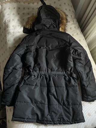 Abrigo de plumas negro con capucha