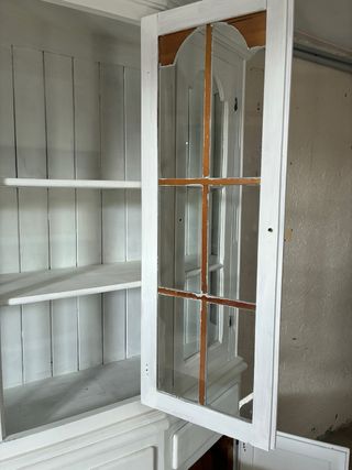 Vitrina de madera blanca