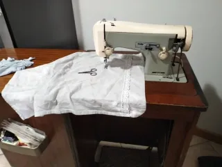 Macchina da cucire antica