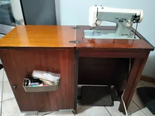 Macchina da cucire antica