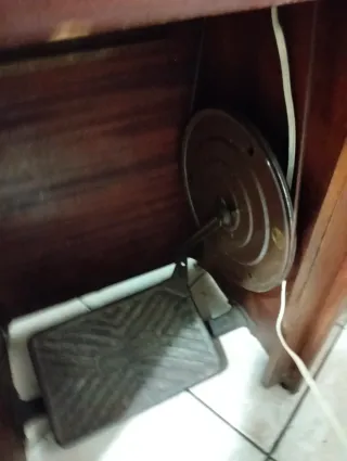 Macchina da cucire antica