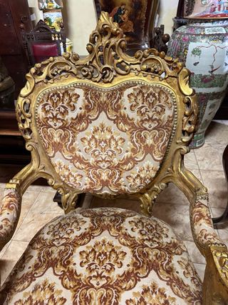 Sillón antiguo tapizado dorado