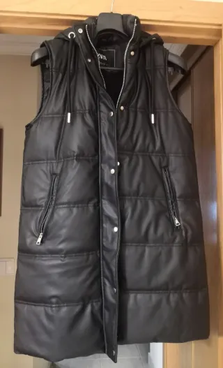 Chaleco largo acolchado efecto piel Zara capucha