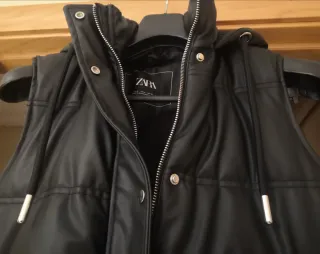 Chaleco largo acolchado efecto piel Zara capucha