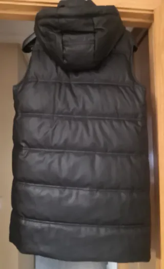 Chaleco largo acolchado efecto piel Zara capucha