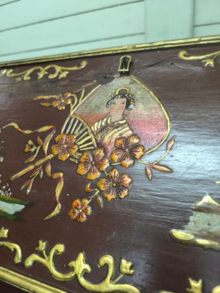 Escritorio antiguo oriental marrón y dorado