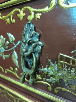 Escritorio antiguo oriental marrón y dorado