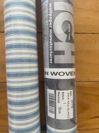 Papel pintado a rayas azul y blanco