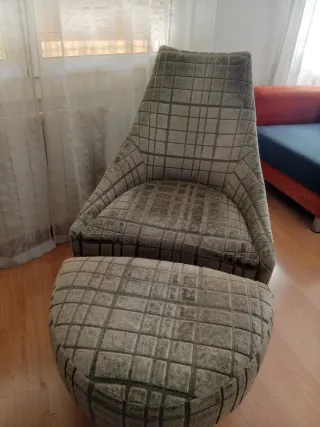 Sillón y puf a cuadros