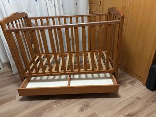 Cuna de madera con cajón