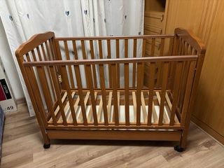 Cuna de madera con cajón