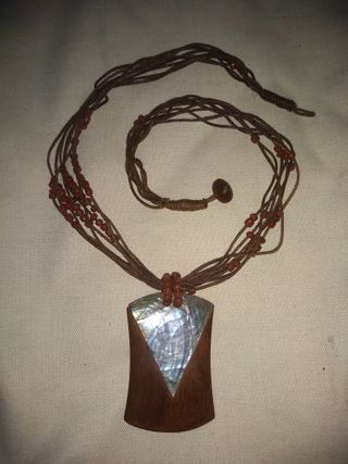 Colgante de madera y nácar